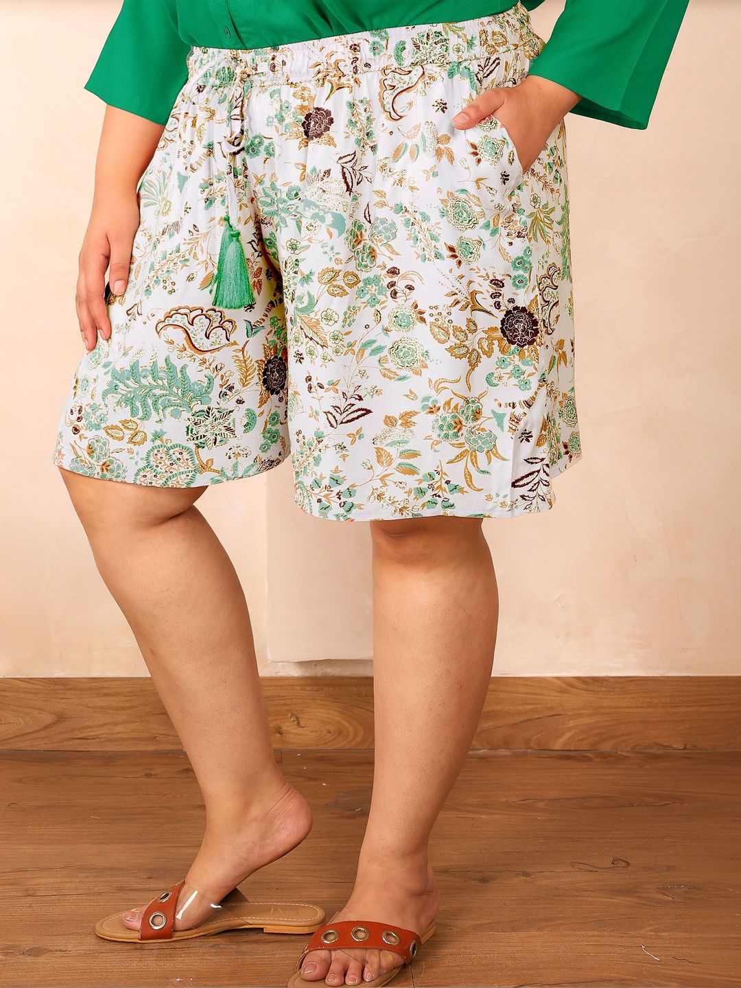 Green Floral Print Plus Size Shorts — view 3