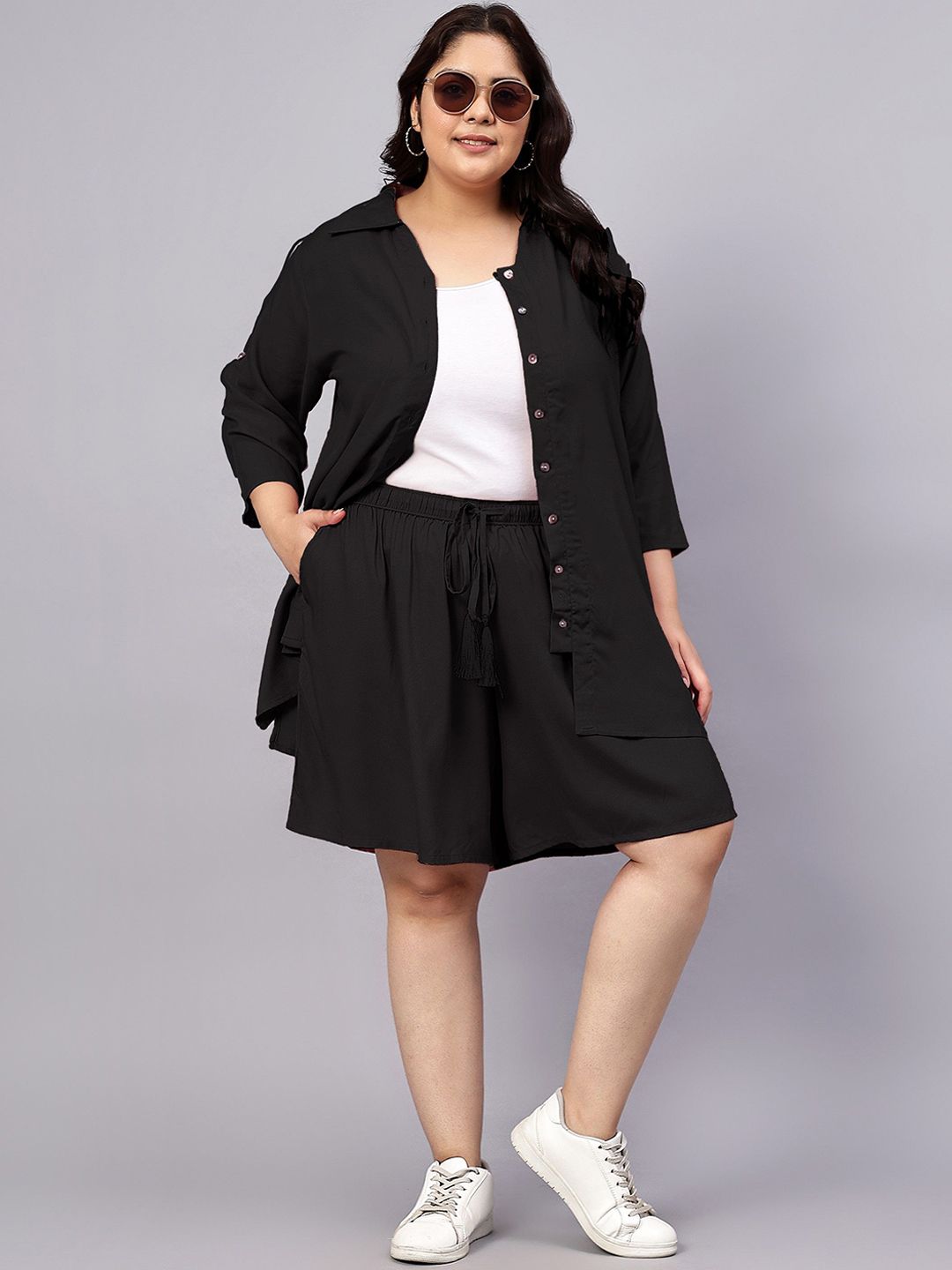 Black Solid Plus Size Flared Shorts — view 5